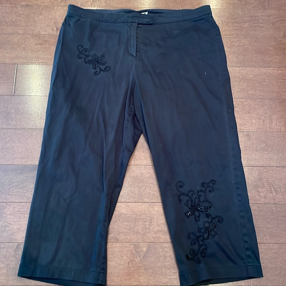 Laura Petites Black Capri Pants with Florals